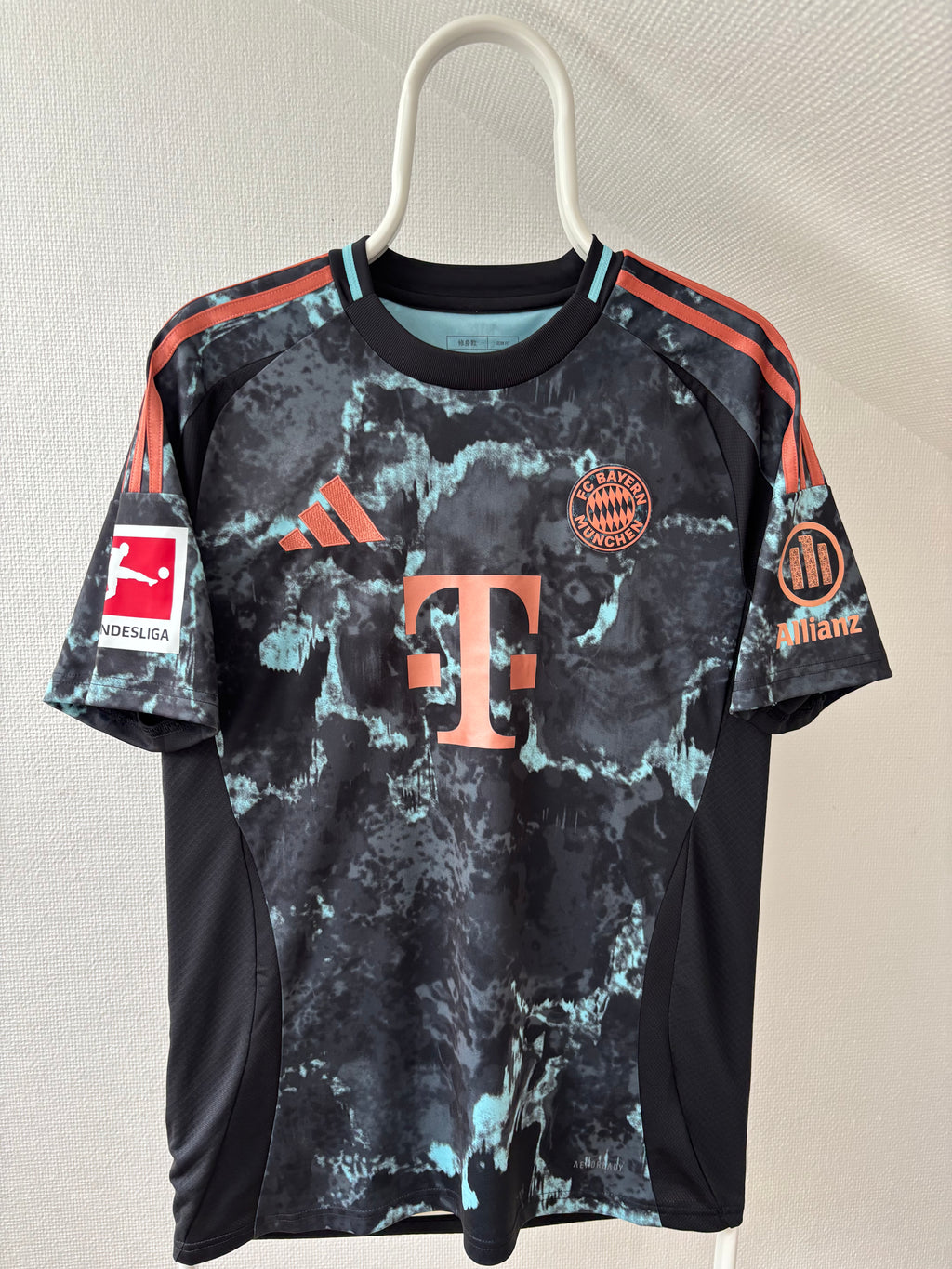 Michael Olise - FC Bayern München 2024/25 - Away - Str. M